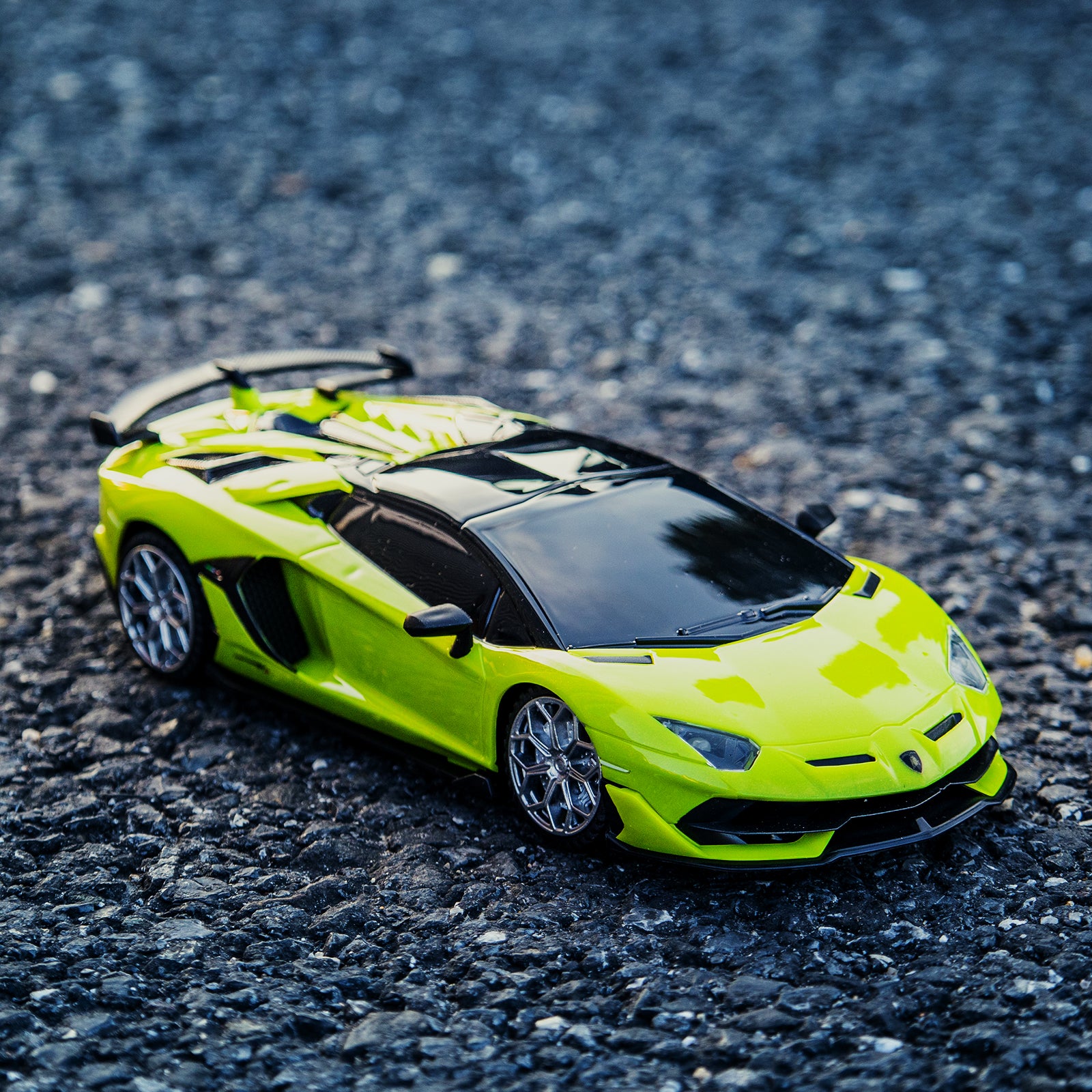 AEROQUEST 1:24 R/C Licensed Lamborghini Aventador SVJ Roadster - P&C Toys