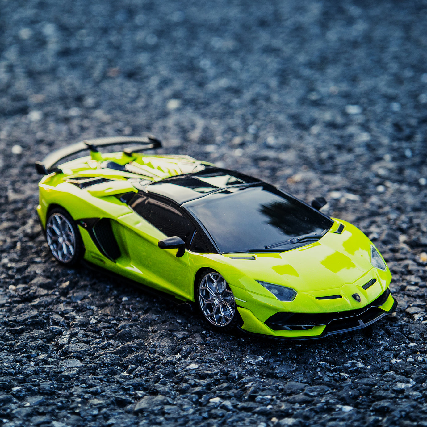 AEROQUEST 1:24 R/C Licensed Lamborghini Aventador SVJ Roadster