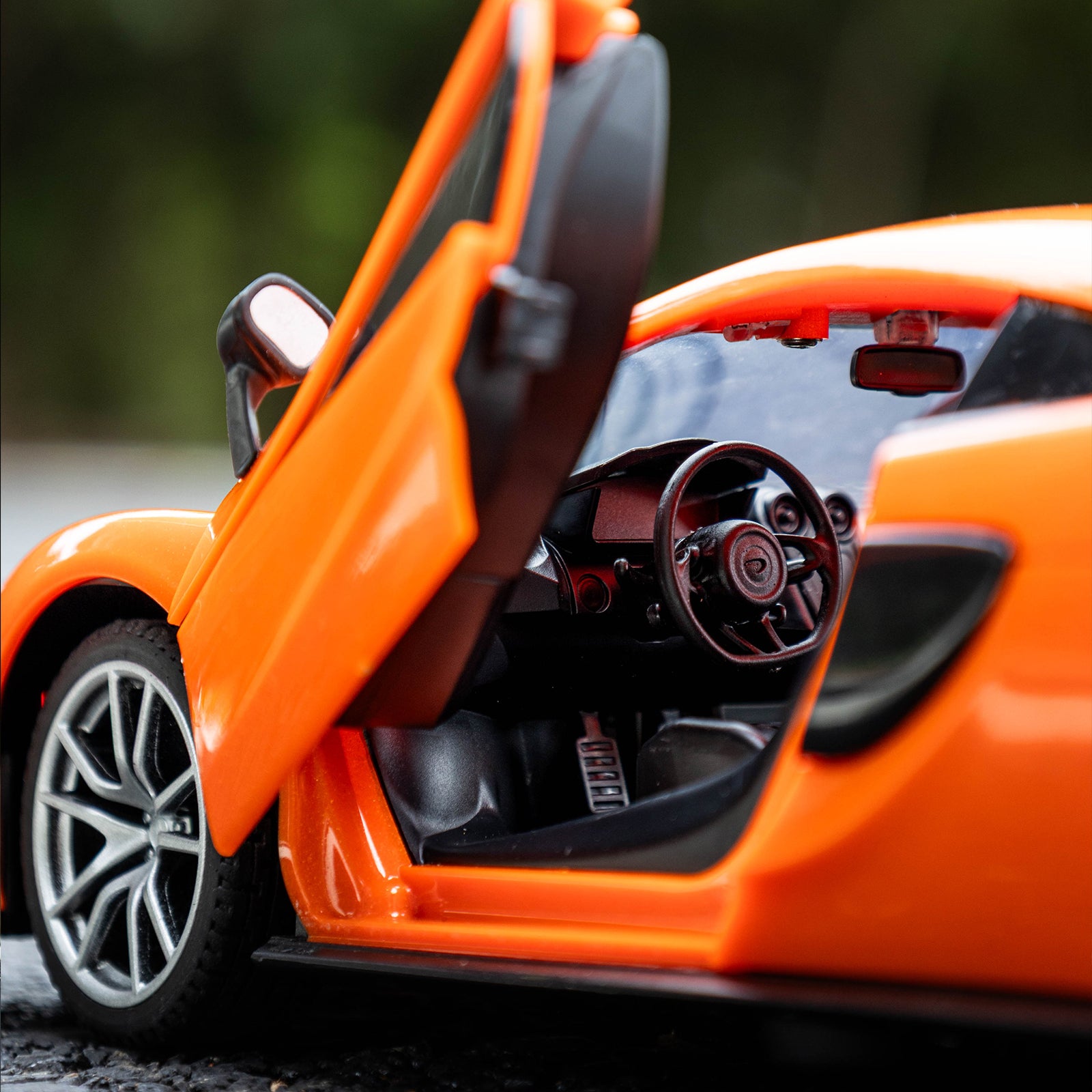 P&C TOYS 1: 14 2.4GHz R/C Officially Licensed McLaren 570S