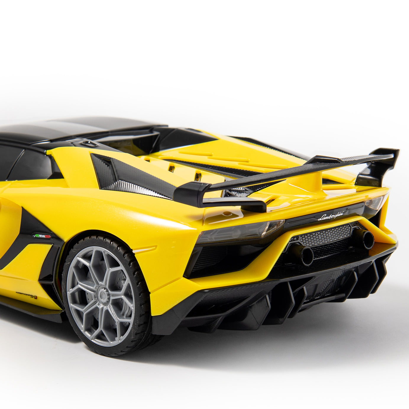 1:16 2.4GHz R/C Licensed Lamborghini Aventador SVJ Roadster (Rechargeable) - P&C Toys 