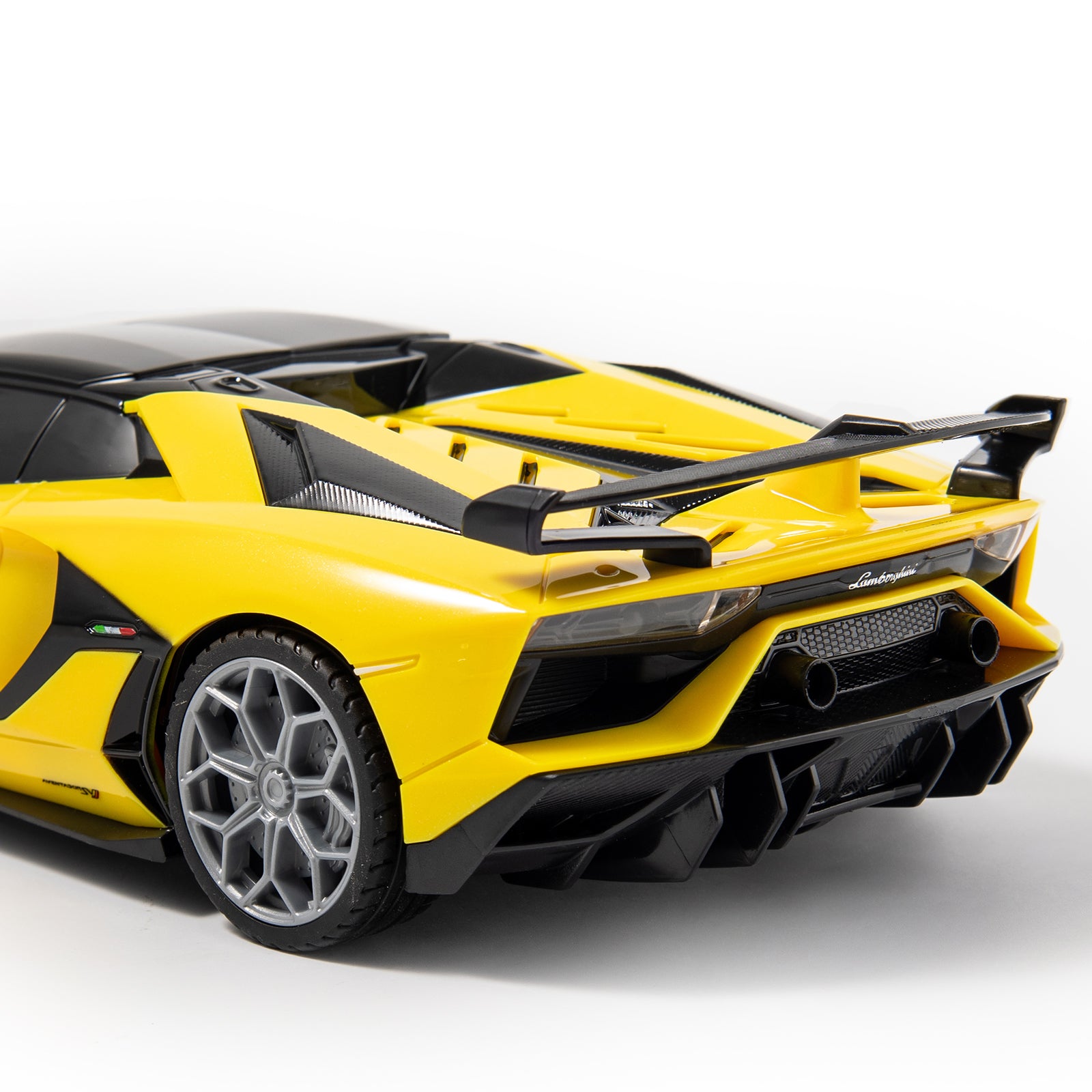 1:16 2.4GHz R/C Licensed Lamborghini Aventador SVJ Roadster (Rechargeable) - P&C Toys 